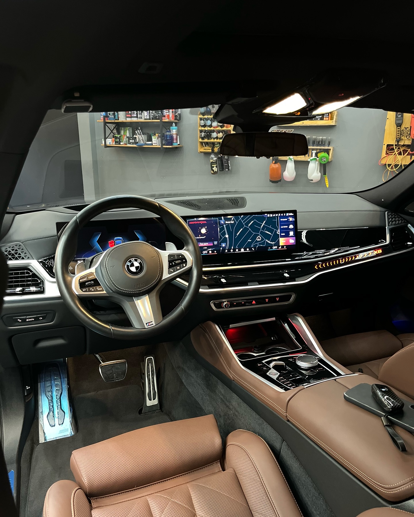 Interior de veículo premium com acabamento em couro