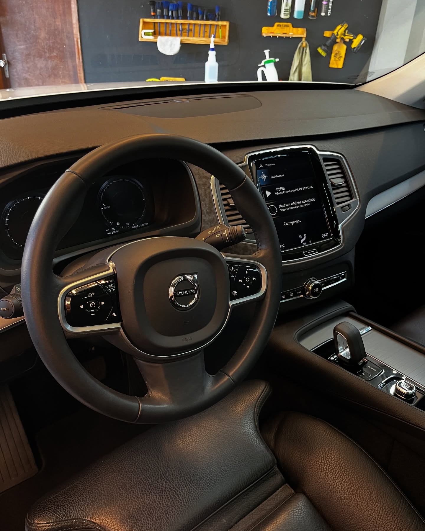 Interior de veículo premium com painel e volante