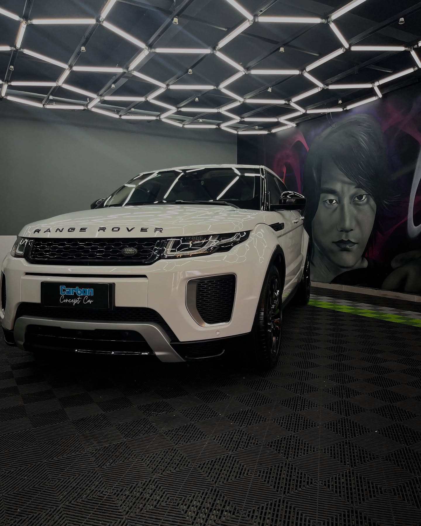 SUV branco em ambiente de atendimento Carbon